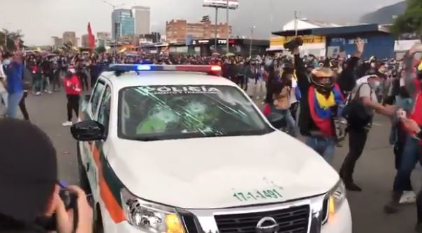 colombianos-protestan-contra-su-gobierno-por-intentar-subir-impuestos-durante-tercera-ola-del-covid19